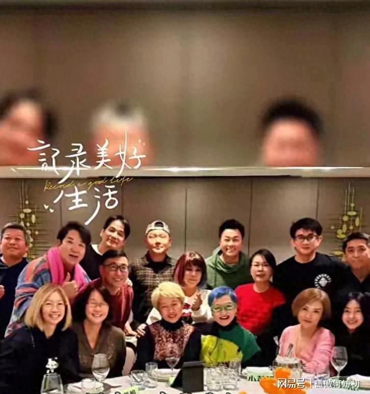 FIFA Club World Cup-55岁吴奇隆参加同学聚会，头发乌黑茂密头大了一圈